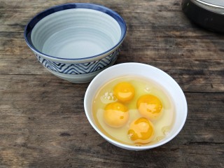 滑嫩鸡蛋羹,准备好食材(鸡蛋温水的比例1:1.5)