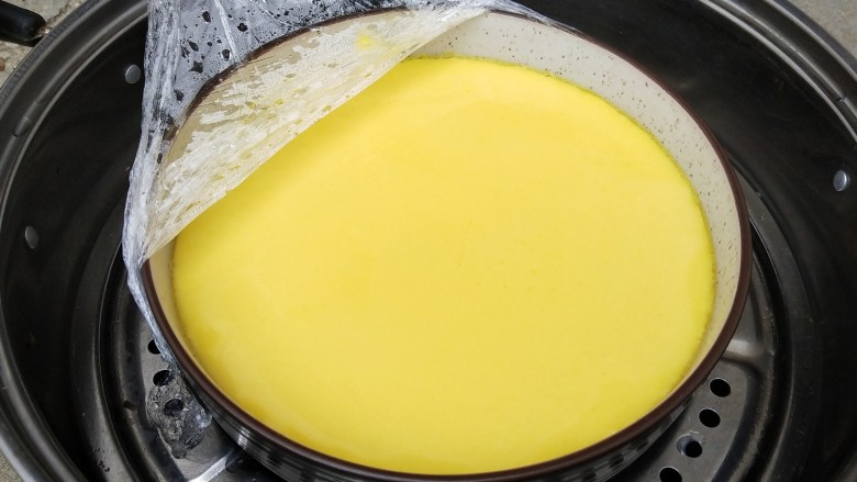 滑嫩鸡蛋羹,放入巳开的蒸锅里面，中小火蒸十八分钟，时间根据蛋液调整
