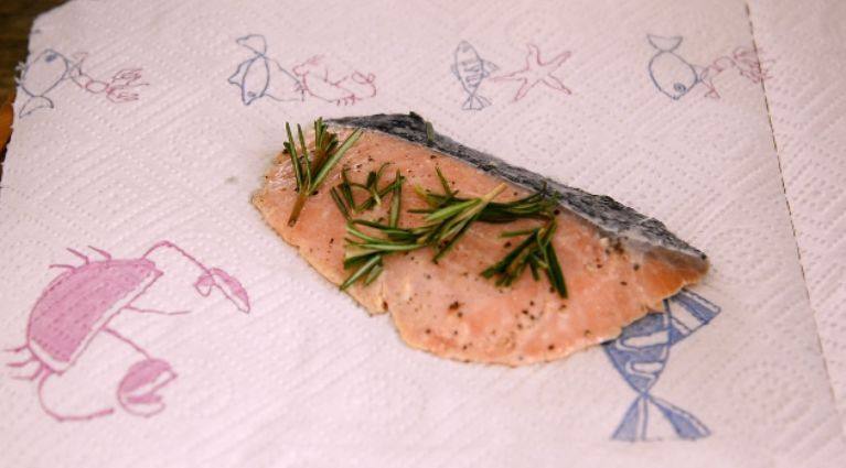 迷迭香煎三文鱼——极简轻奢的美味,用厨房用纸吸干多余水分