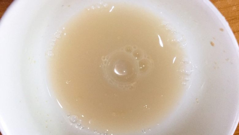 南瓜螺旋馒头,准备好一碗激发好的发酵水