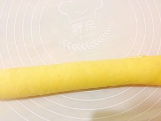 南瓜螺旋馒头,取出白色与黄色面团，分别擀成薄片，双色重叠后卷成长条