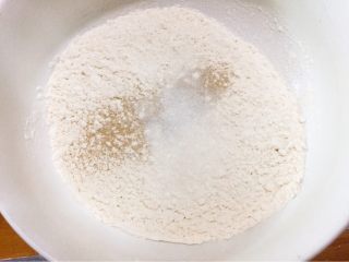 南瓜螺旋馒头,现在我们弄白色面团，将发酵粉白糖直接加入面粉里