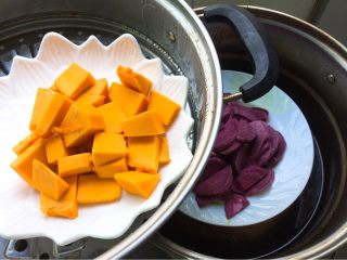 南瓜螺旋馒头,南瓜紫薯上锅蒸熟