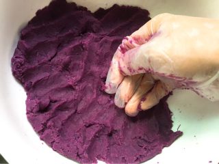南瓜螺旋馒头,紫薯用手压细腻