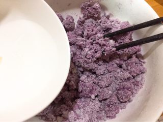 南瓜螺旋馒头,紫薯比较干所以还要再加点水