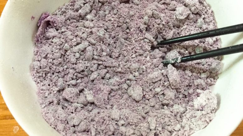 南瓜螺旋馒头,紫薯泥里加入面粉，用筷子拌均匀