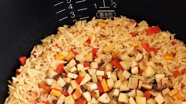 松茸饭,松茸饭焖好了，在蒸饭的时候就能闻到松茸结合大米、酱油加热后散发的浓烈鲜香；