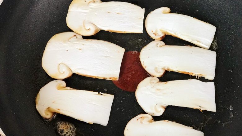 松茸饭,平底锅加热放一块黄油融化，放入松茸片；