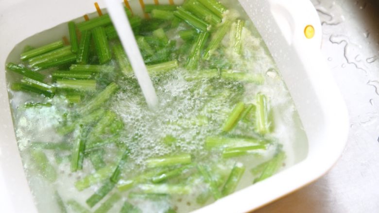 夏天，它和啤酒是真爱★芹菜炝花生米,然后我们把焯好的芹菜，用凉水过凉。