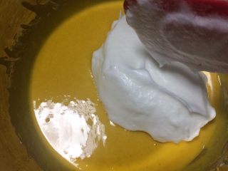 好吃不上火：蒸的玉米粉蛋糕,取1/3的蛋白放入蛋黄糊中。

用刮刀切拌均匀，不要划圈以免消泡。

动作要轻快！
