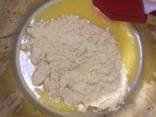 好吃不上火：蒸的玉米粉蛋糕,倒入玉米粉与蛋黄糊混合均匀。