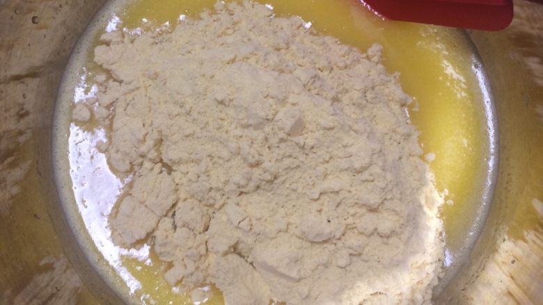 好吃不上火：蒸的玉米粉蛋糕,倒入玉米粉与蛋黄糊混合均匀。