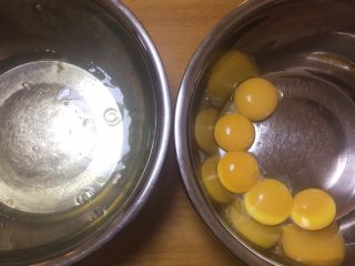 好吃不上火：蒸的玉米粉蛋糕,选用新鲜鸡蛋。蛋白蛋黄分离，分开放入无水无油的打蛋盆里。