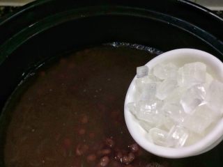 红豆沙小丸子糖水,转用砂锅煲红豆糖水。

根据自己喜欢的浓稠度调整水量，倒入适量冰糖。