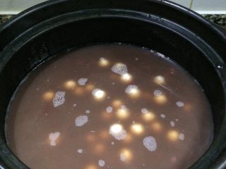 红豆沙小丸子糖水,放入糯米丸子。