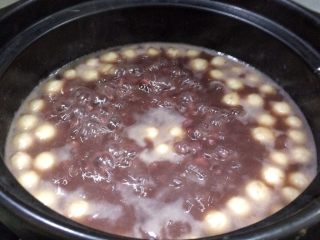 红豆沙小丸子糖水,煮至小丸子浮出水面。

糯米丸子浮面就是熟了，不要煮太久。