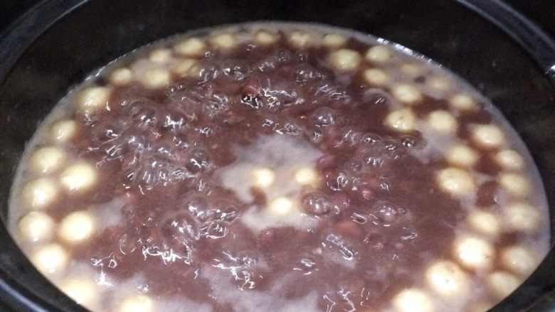 红豆沙小丸子糖水,煮至小丸子浮出水面。

糯米丸子浮面就是熟了，不要煮太久。