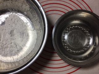 红豆沙小丸子糖水,提前一晚制作糯米丸子。

称糯米粉100克、温水90克。