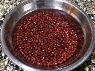 红豆沙小丸子糖水,红豆洗干净后，放适量水浸泡一晚。