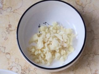 清新素食：芦笋百合南瓜小炒,蒜头剁蓉。