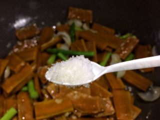 清新素食：芦笋百合南瓜小炒,适量盐调味，翻炒均匀即可。
