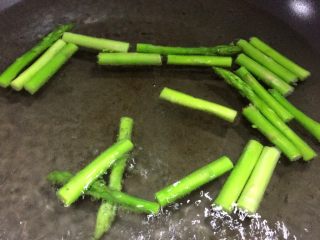 清新素食：芦笋百合南瓜小炒,芦笋稍微烫一下，颜色变了立即捞出沥干水分备用。

芦笋断生即可。