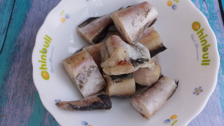 鳕鱼炖豆腐,把鳕鱼切成小块。