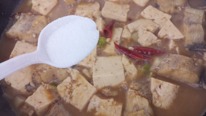 鳕鱼炖豆腐,然后开小火炖，再加一勺盐。