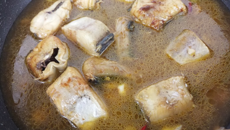 鳕鱼炖豆腐,然后加入适量的水，没过食材。