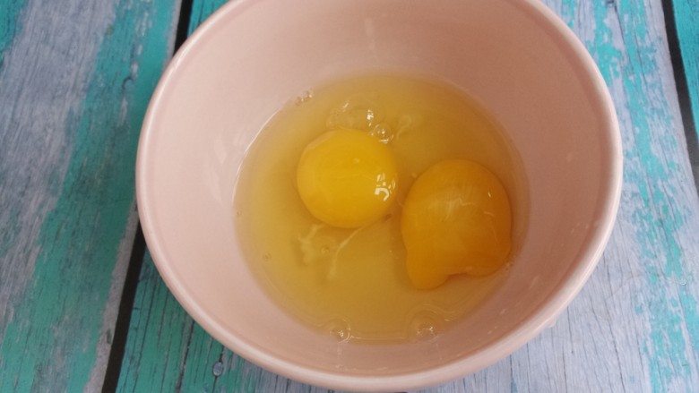 家常韭菜炒鸡蛋,把鸡蛋打入碗中。
