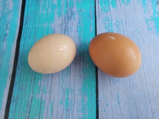 家常韭菜炒鸡蛋,准备两个鸡蛋。