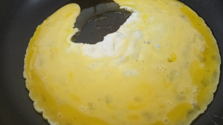 家常韭菜炒鸡蛋,把鸡蛋液放入。小火炒鸡蛋。