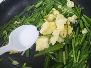 家常韭菜炒鸡蛋,翻炒均匀之后，加入一勺盐。
