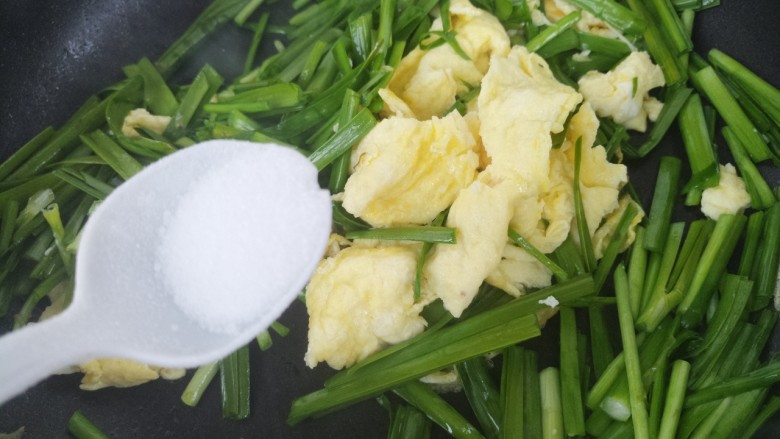 家常韭菜炒鸡蛋,翻炒均匀之后，加入一勺盐。