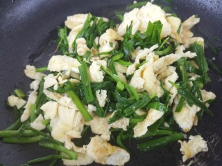 家常韭菜炒鸡蛋,然后翻炒均匀即可，不要炒得太老。