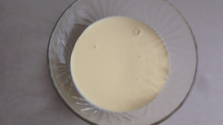 奶油布丁,过滤好的蛋黄奶液非常细腻。