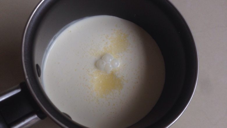 奶油布丁,加入细砂糖用小火加热，使糖全部融化，放凉备用。