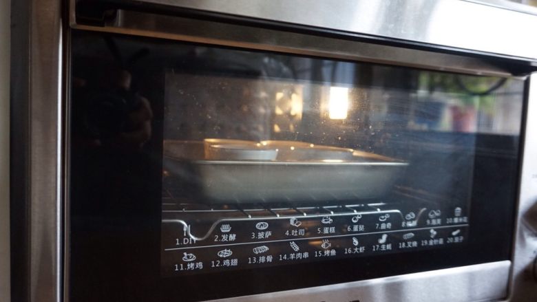 奶油布丁,放入已经预热到170度的烤箱中下层烘烤25分钟左右。