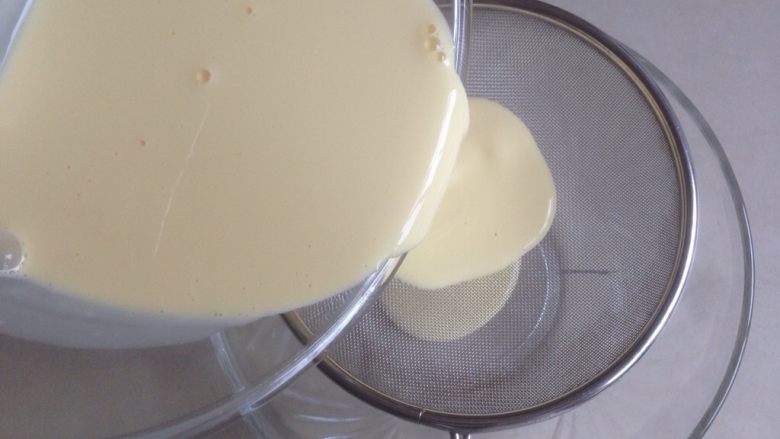 奶油布丁,过筛不掉的蛋黄液再搅拌一下过滤。