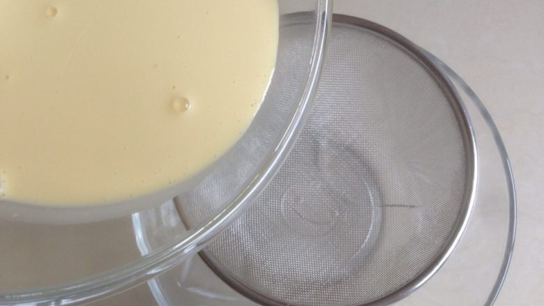 奶油布丁,将蛋黄奶液过筛两次会更细腻。