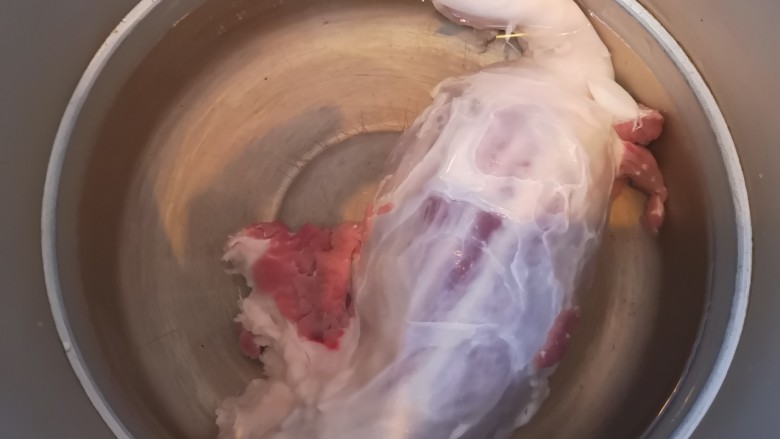 卤牛健子肉(高压锅版),将牛健子洗净切成两半后焯水