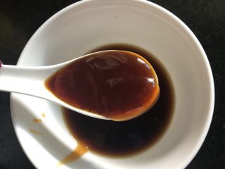 黑木耳拌洋葱,1汤匙蚝油。