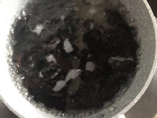 黑木耳拌洋葱,锅里烧水，水开后放入木耳焯水2分钟。