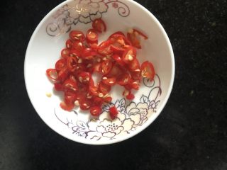 黑木耳拌洋葱,小米辣切成辣椒圈。