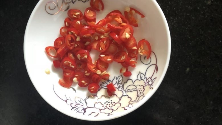黑木耳拌洋葱,小米辣切成辣椒圈。