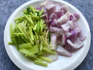 干锅排骨,芹菜洗净切段，洋葱洗净切块