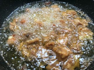 干锅排骨,锅里放入500ml油烧至9成热，放入腌制好的排骨炸至焦黄