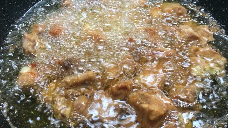 干锅排骨,锅里放入500ml油烧至9成热，放入腌制好的排骨炸至焦黄