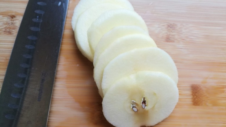 苹果甜甜圈,切成大小均匀的薄片。