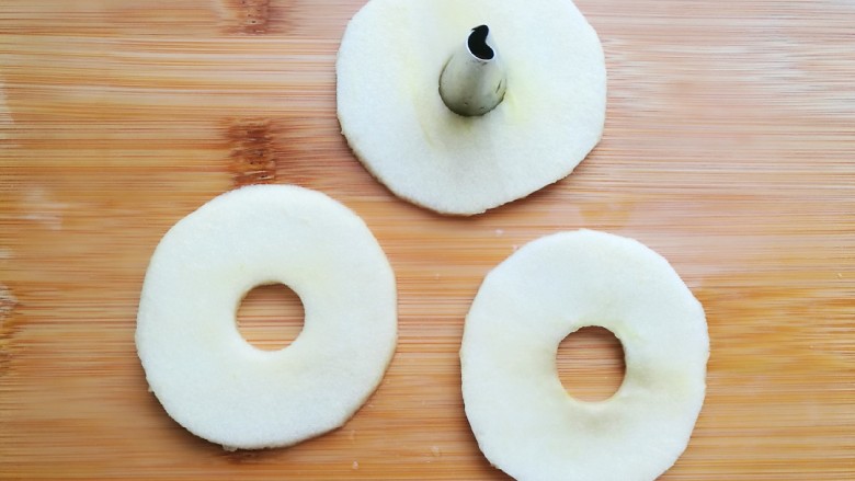 苹果甜甜圈,找一个裱花嘴，瓶盖也可以，凹去中间的果核，甜甜圈的样子就出来了。